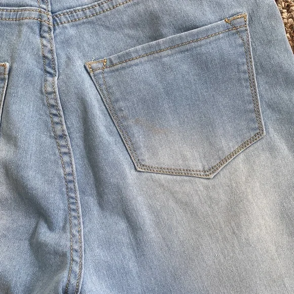 Ripped fashion nova jeans! - Picture 7 of 7